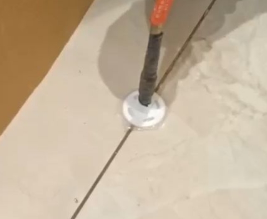 汤旺河瓷砖空鼓维修公司专业解答瓷砖在铺贴过程中，如果没有涂抹均匀到位的粘结材料（如水泥砂浆或瓷砖胶），可能会导致以下问题