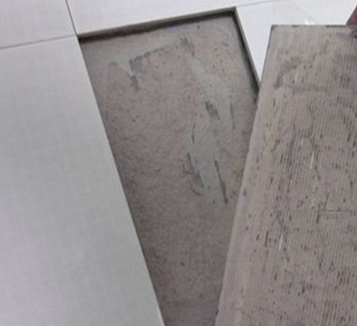 汤旺河瓷砖空鼓维修公司分享瓷砖铺贴时如果打浆（即涂抹在瓷砖背面和基层上的砂浆或瓷砖胶）过少，会带来以下问题